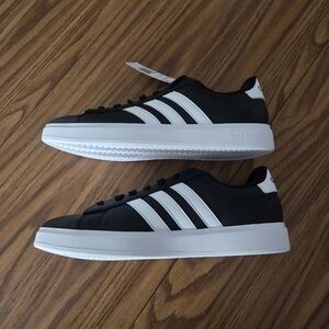 Brand new men's size 10.5 Adidas Grand Court 2.0 shoes